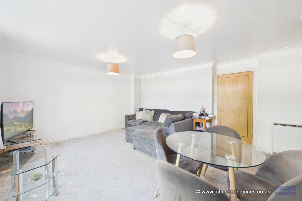 Apartment in Runnymede, Chertsey - View 4