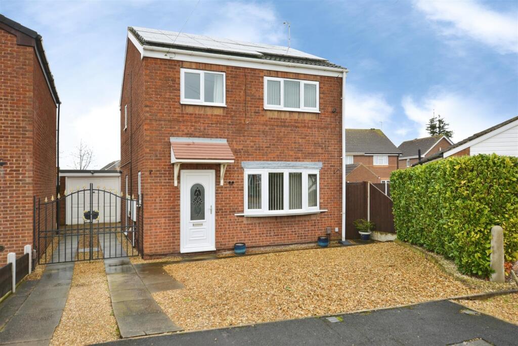 3-bed detached on Blackthorn Close, Scunthorpe, £180,000