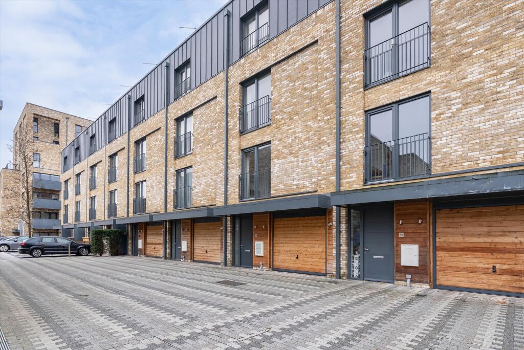 5-bed detached on Helena Close, Wandsworth, London, SW19., £1,525,000