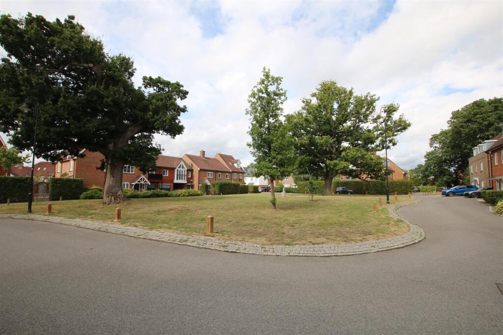 House in Horsham, Broadbridge Heath - View 4