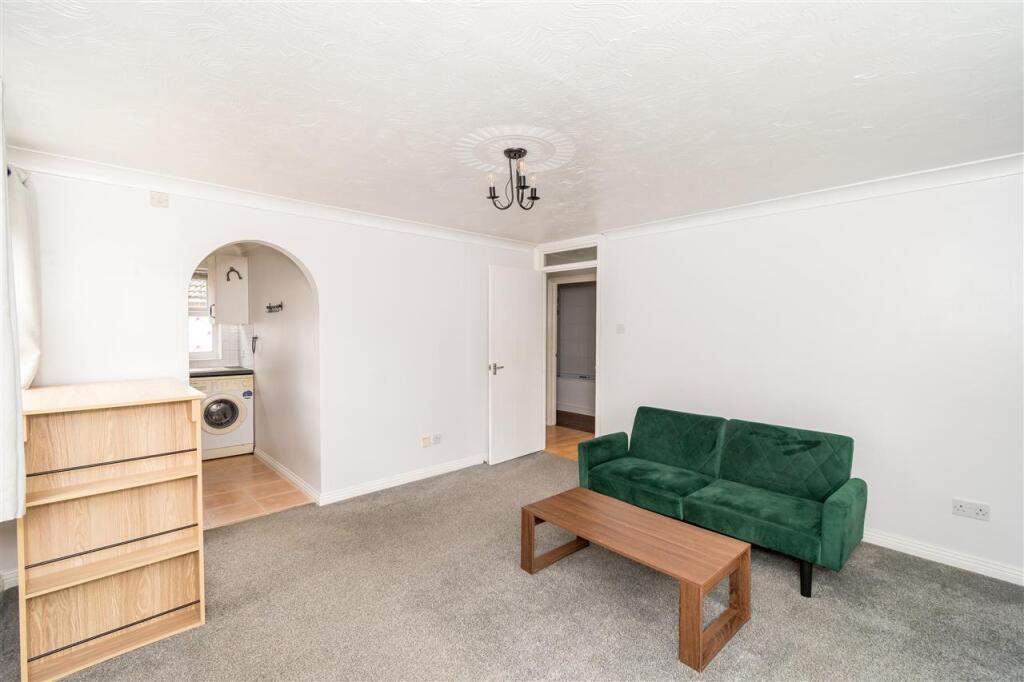 Apartment in Southampton, Lordshill - View 5