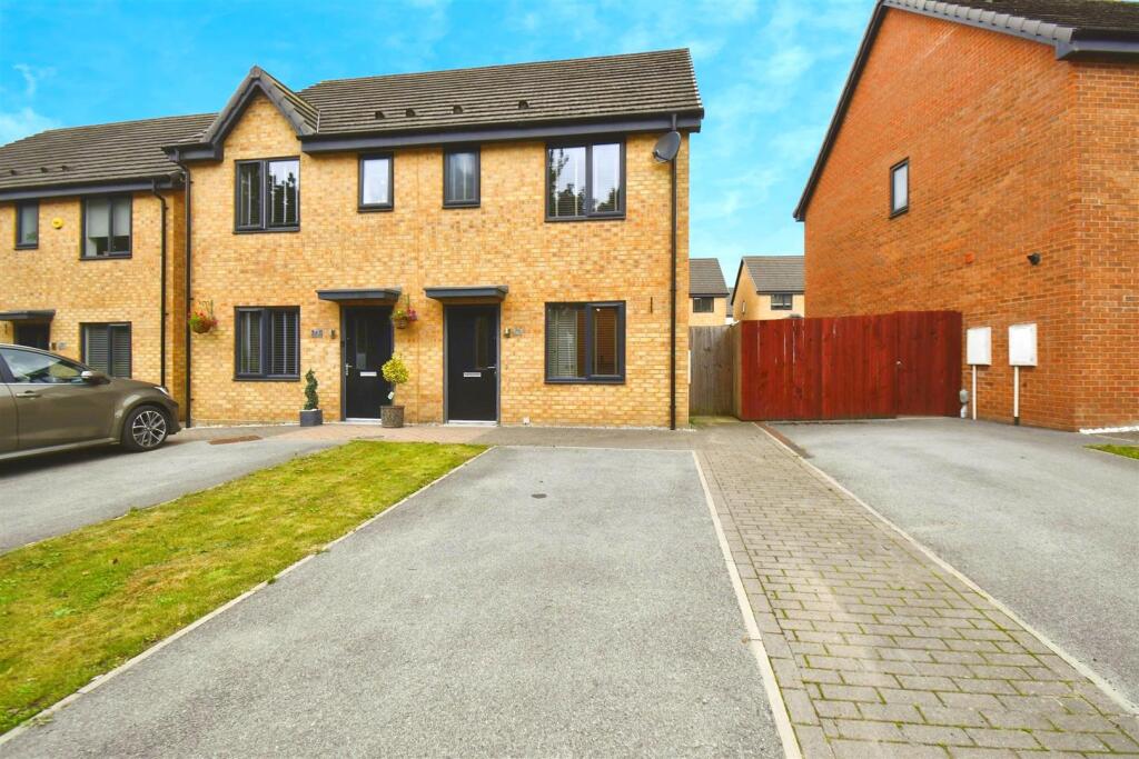 2-bed semi-detached on Middlesex Road, Hull, £160,000
