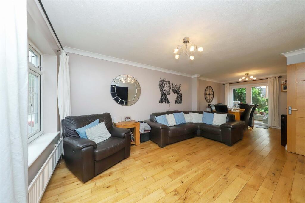 The Avenue, Uxbridge photo 2