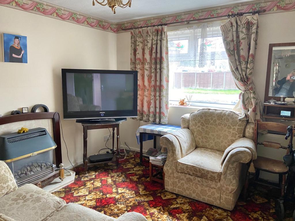 Dallow Crescent, Burton-on-Trent, Staffordshire, DE14 photo 2