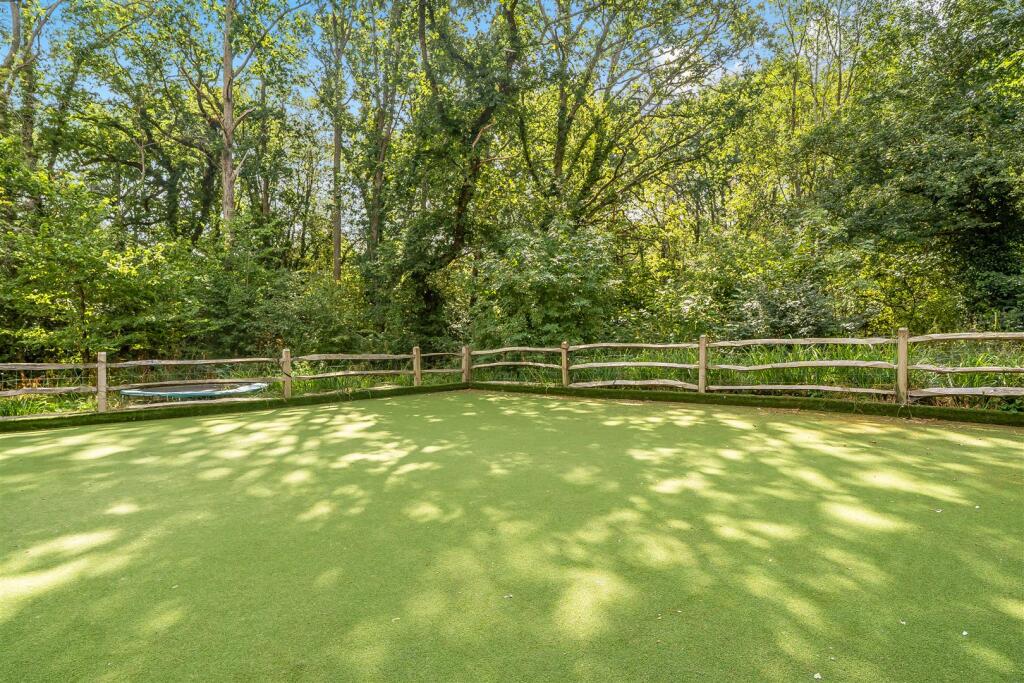 House in Kingston upon Thames - More
