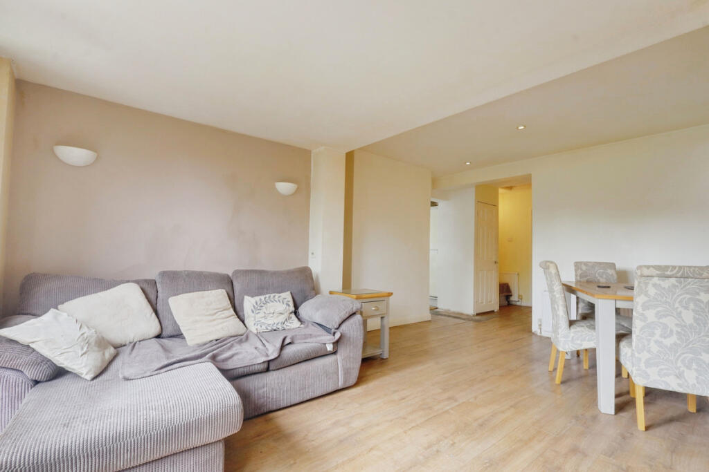 House in Southend-on-Sea, Prittlewell - More