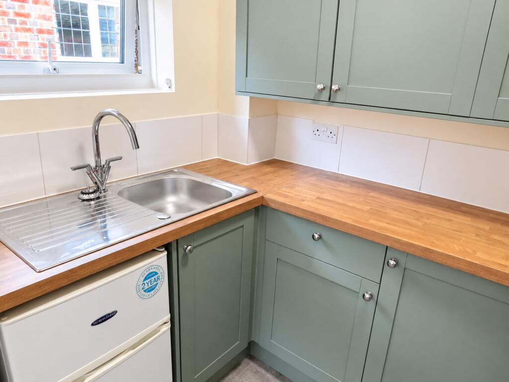 Apartment in Bristol, Henleaze - View 3