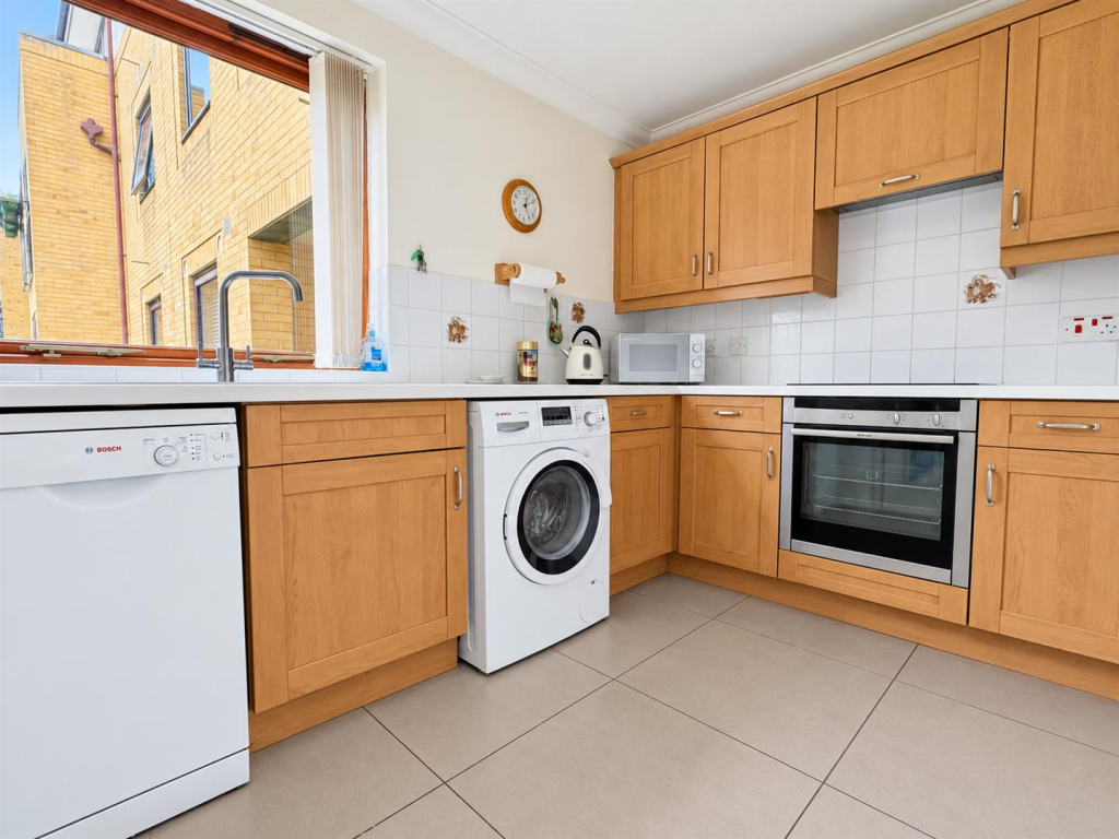 Apartment in Chelmsford - View 3