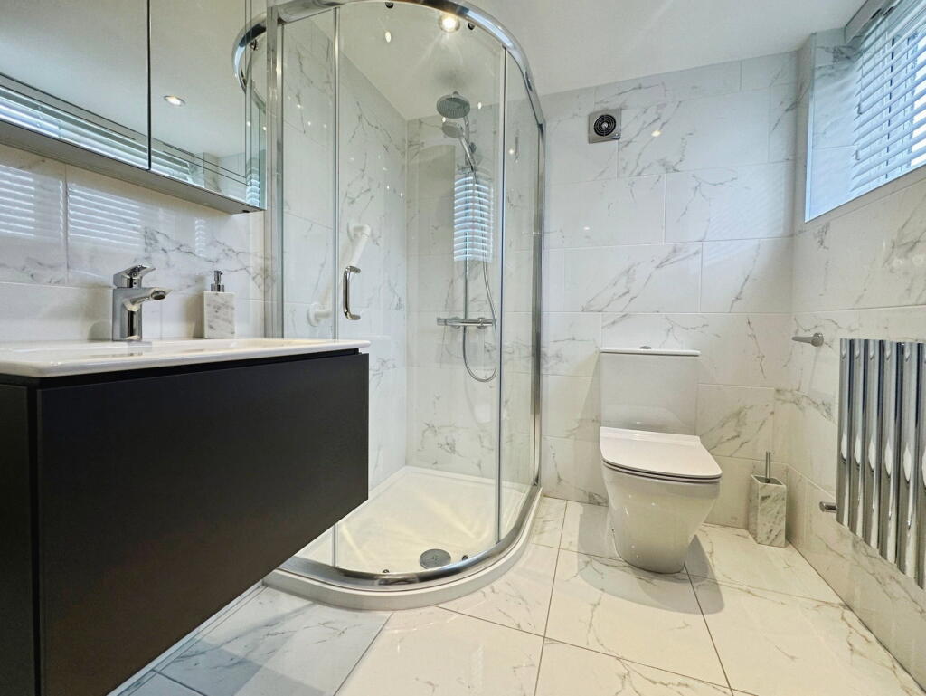 House in Wolverhampton, West Midlands - More