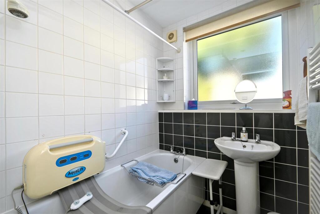 Apartment in Eastbourne, East Sussex - View 4