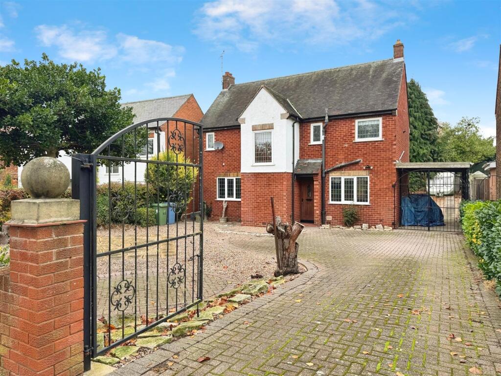 3-bed detached on Thievesdale Lane, Worksop, £350,000