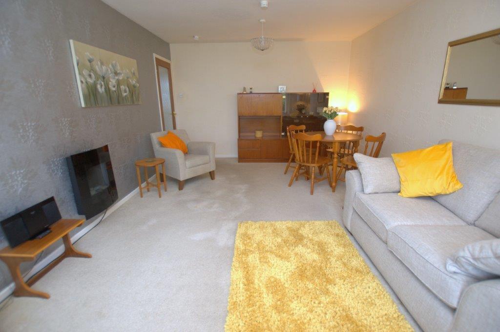 House in Glasgow, Newlandsmuir, Mossneuk - More