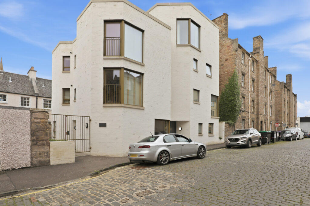 Main image of property: 3 Simon Square, Newington, Edinburgh, EH8 9HP