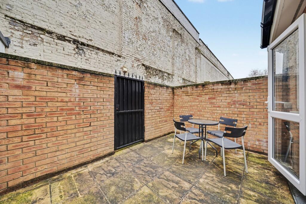 Chapman Place, London, N4 photo 3