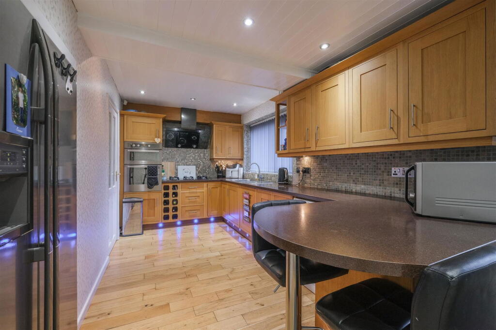 Birchington Drive, Huddersfield, HD3 photo 4