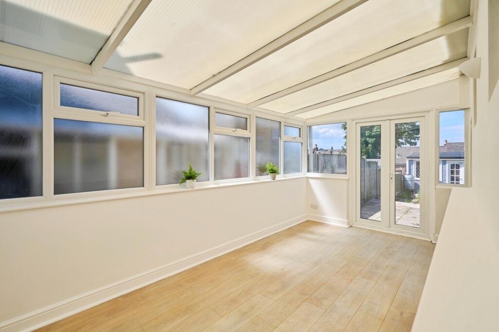 Adelaide Grove, East Cowes, Isle of Wight, PO32 photo 4