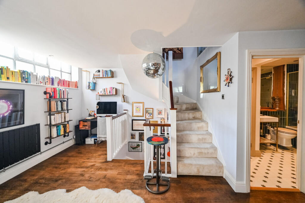 1-bed flat on Hanover Place, Bow, London, E3, £650,000