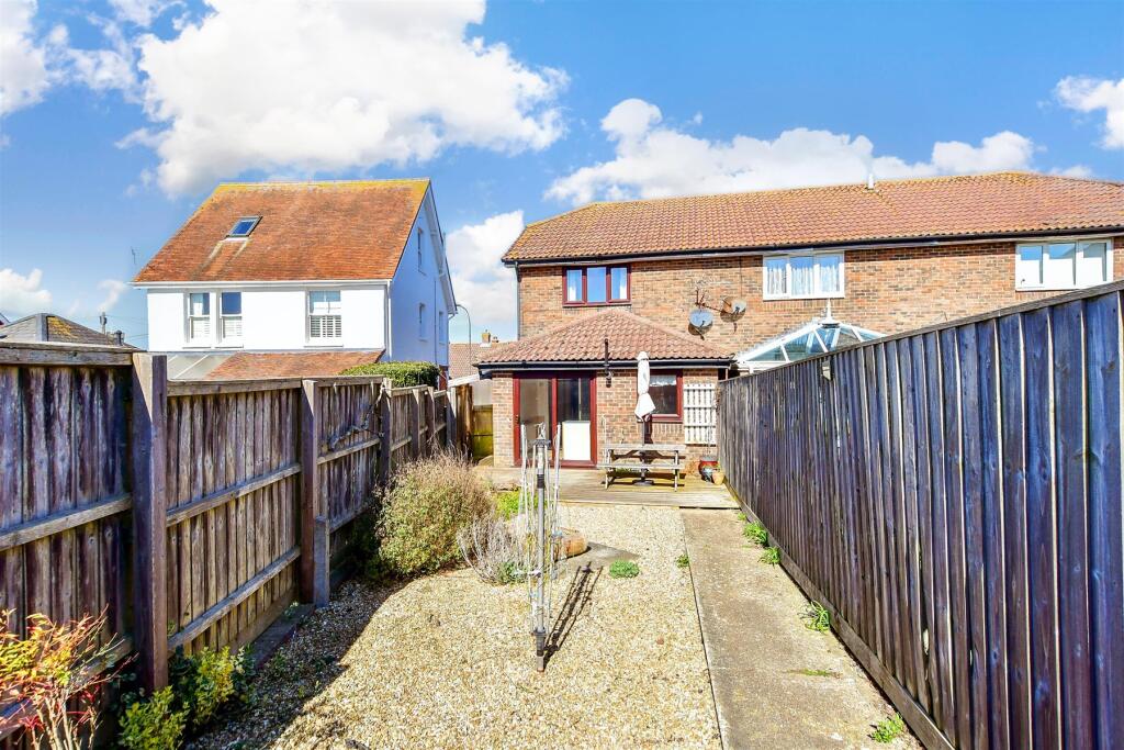 2-bed terraced on Tennyson Close, Yarmouth, Isle of Wight, £295,000
