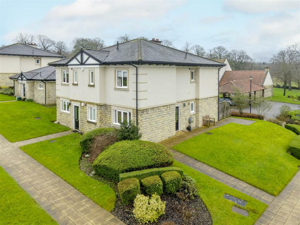 2-bed flat on West Court, Hollins Hall, Hampsthwaite, Harrogate, £225,000
