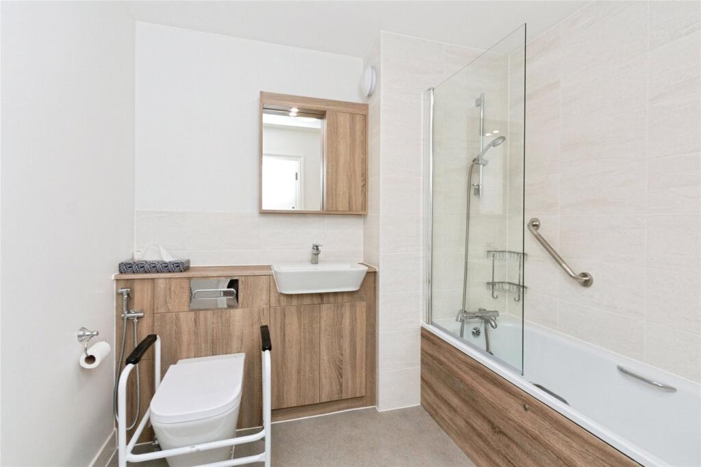 Apartment in Reading - View 4