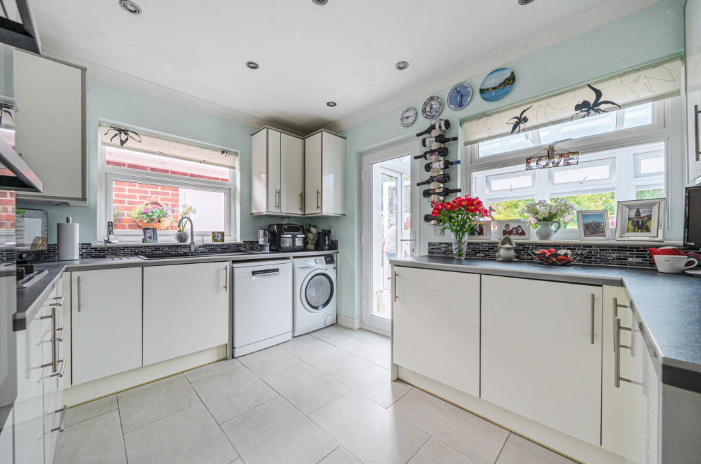 Heathfield Close, Worthing, West Sussex, BN13 photo 4