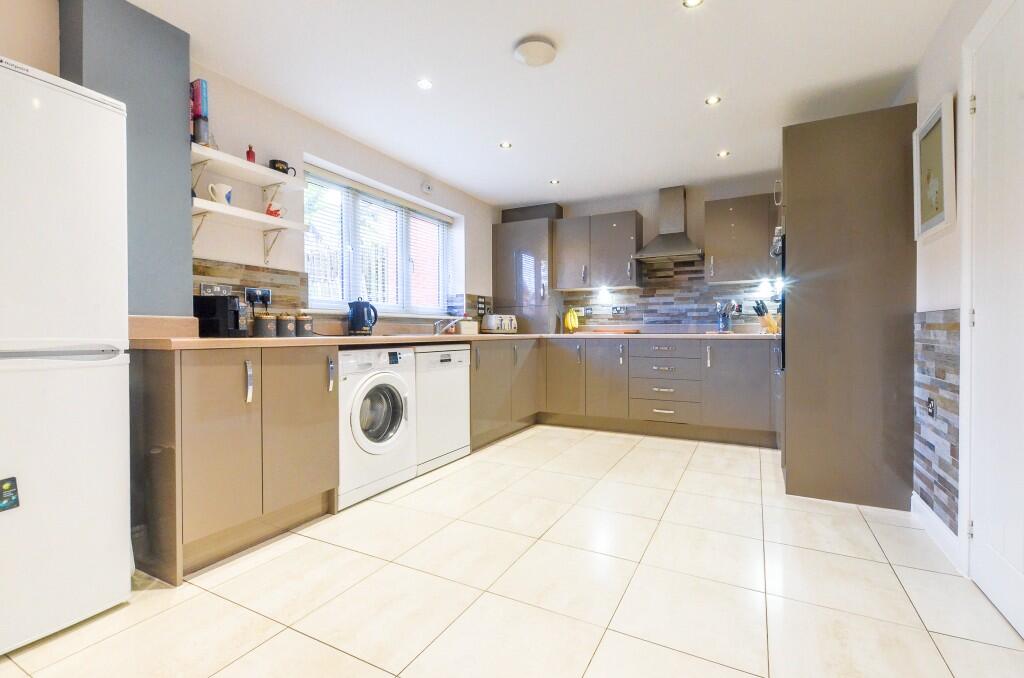 Lessing Lane, BN24 photo 5