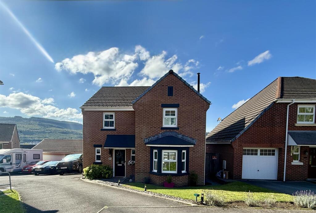 4-bed detached on Glas Y Gors, Aberdare, £350,000