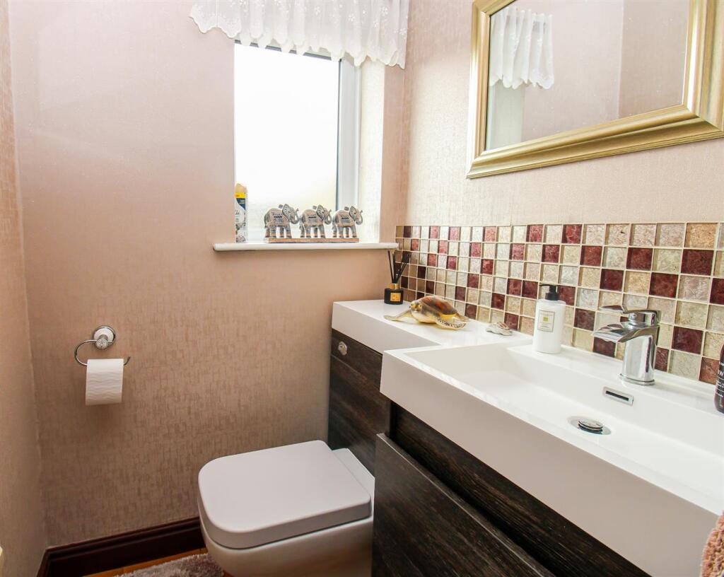 House in Kirklees, Combs, Thornhill Lees - More