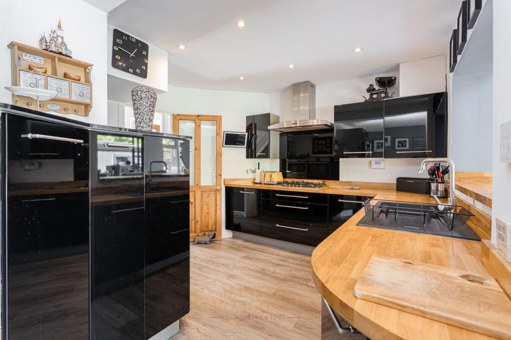 House in Reigate and Banstead, Meath Green, Horley - More