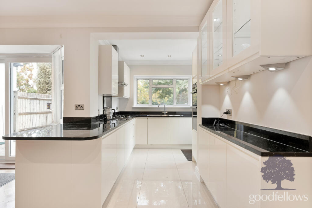 House in Sutton - View 5