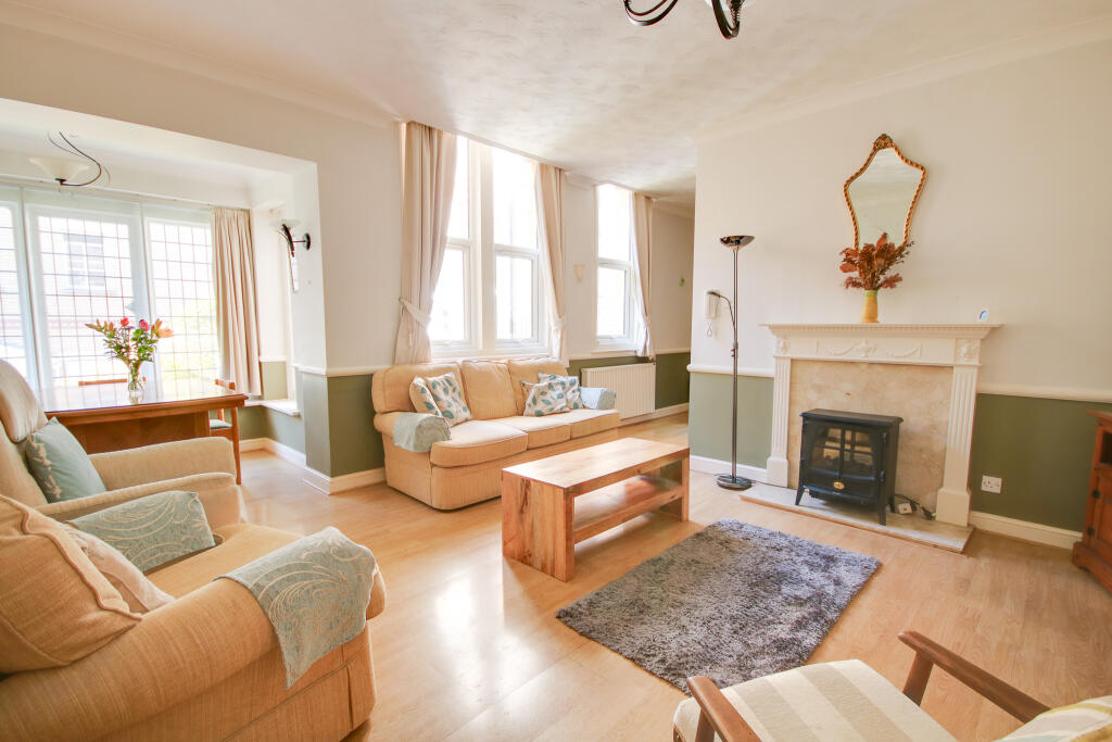 No Forward Chain! Bitterne Park! Deceptively Spacious! Character Features! photo 4