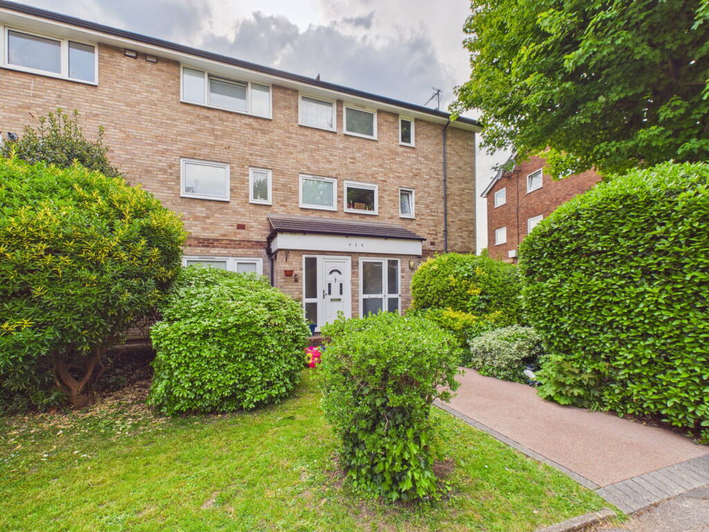 3-bed flat on Hever Close, Maidenhead, SL6, £350,000