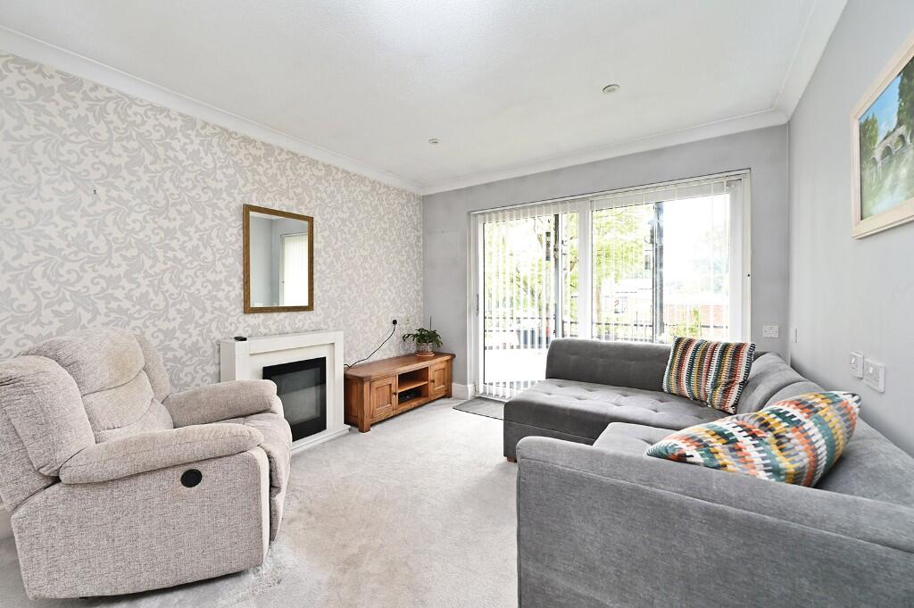 Oaklands, Yateley, Hampshire, GU46 photo 3