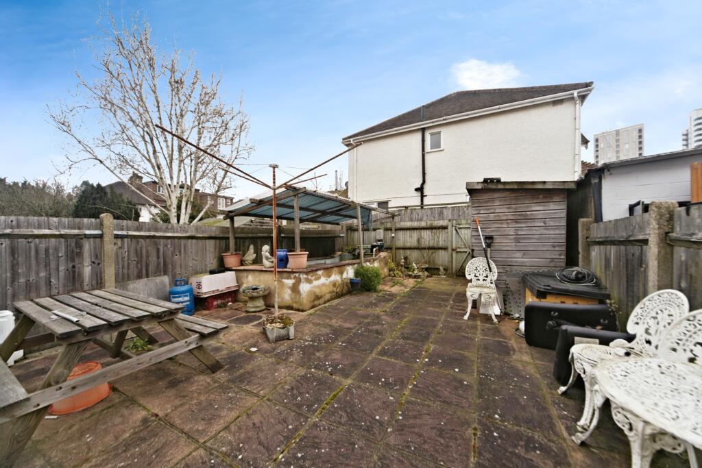 House in Croydon - More
