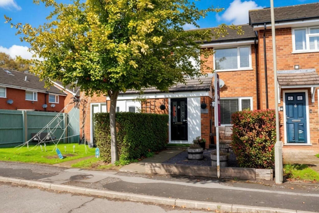 3-bed terraced on Holland Way, Newport Pagnell, £325,000
