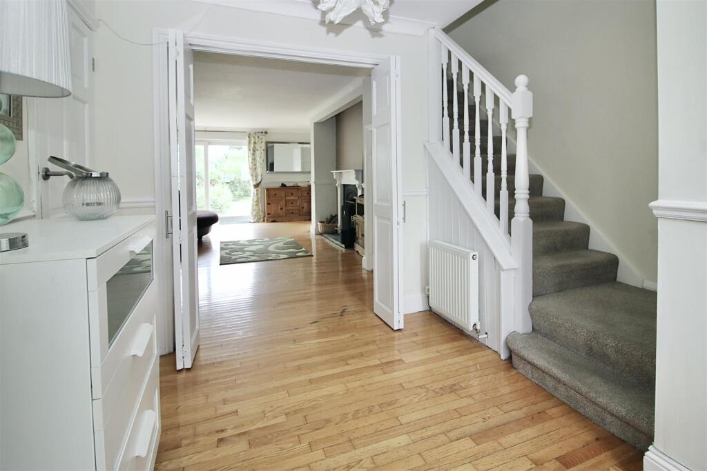 House in Basildon, Ramsden Crays - More