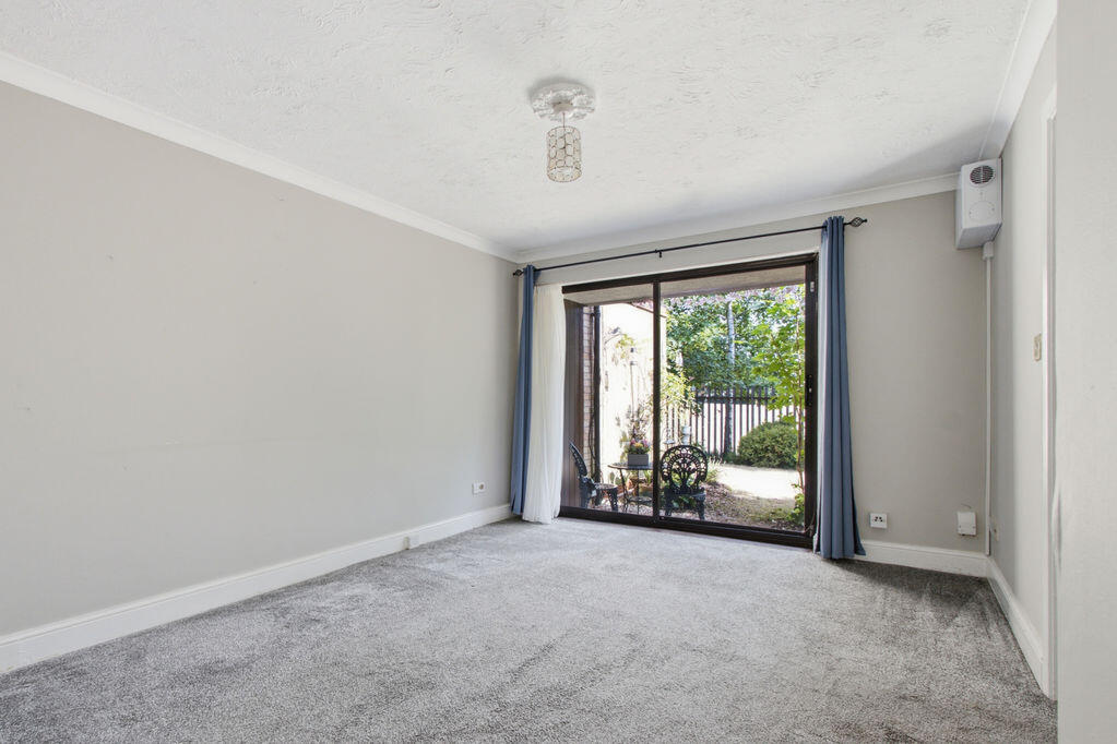 Apartment in Waltham Cross, Cheshunt - View 2