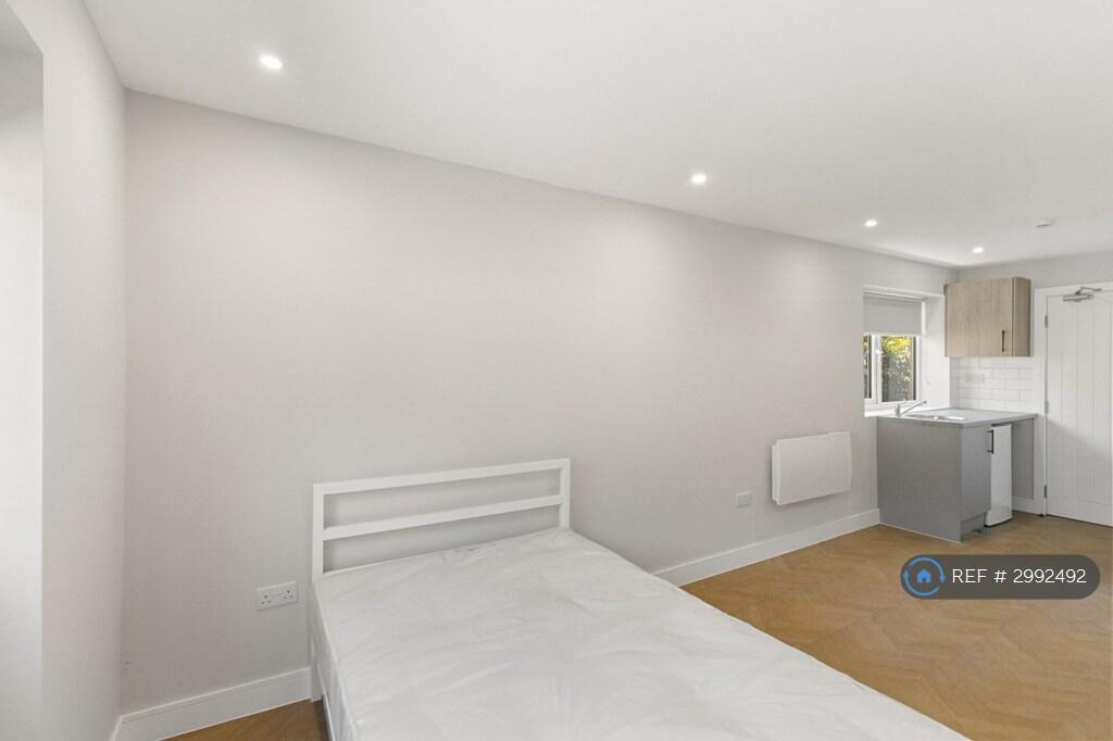 Apartment in Kingston upon Thames - More