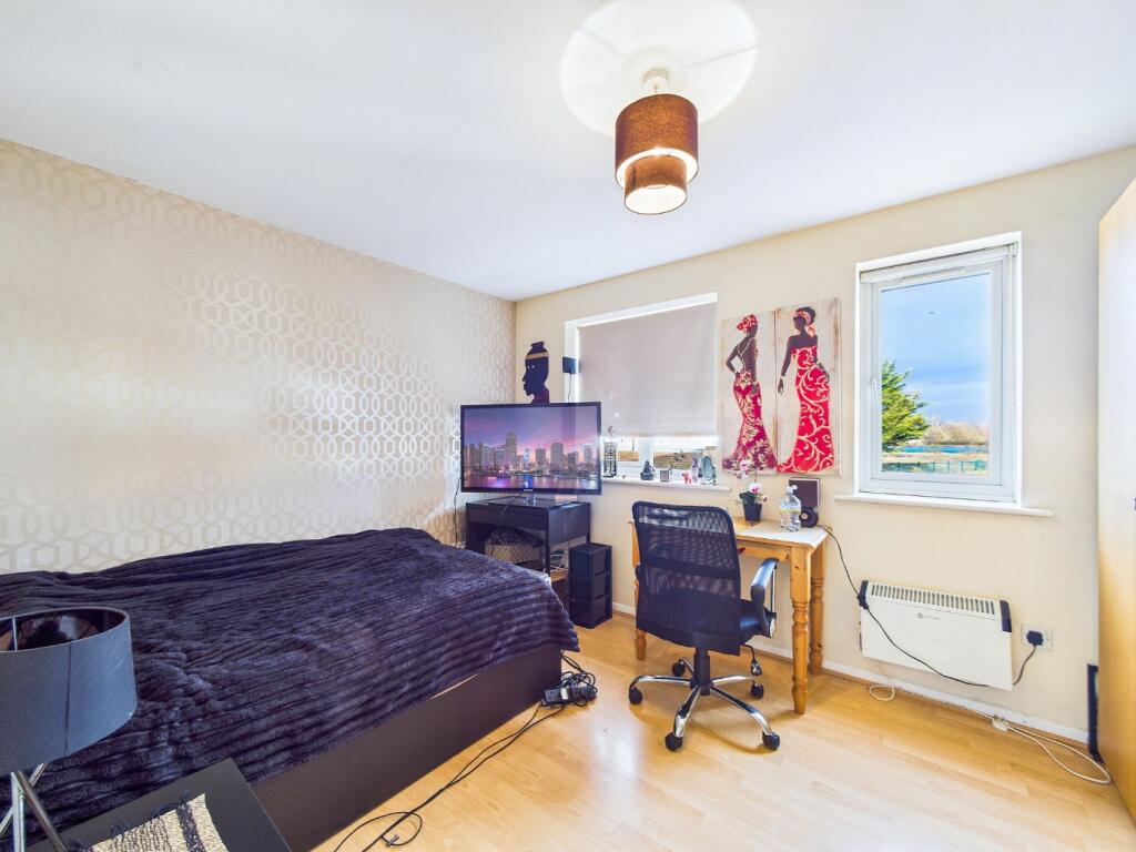 Apartment in Romford - More