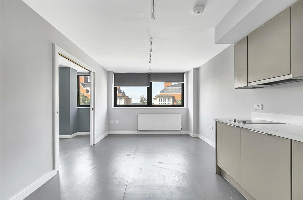 Main image of property: High Road, North Finchley, London, N12