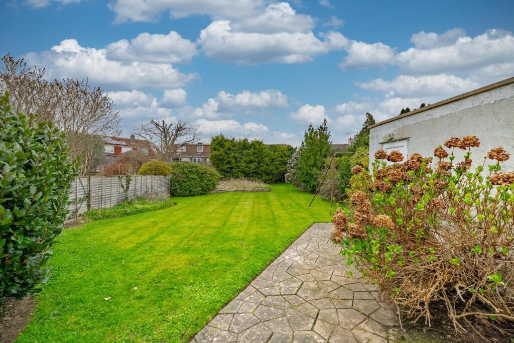 Three bedroom detached house with fantastic potential in the village of Yatton photo 2