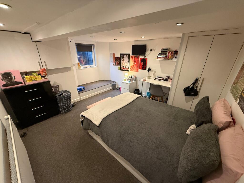 House in Leeds, Hyde Park - More