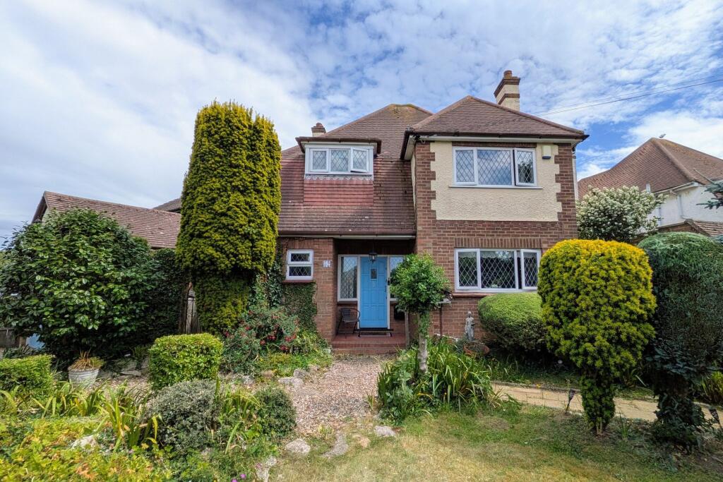 3-bed detached on Holland Road, East Clacton, £335,000