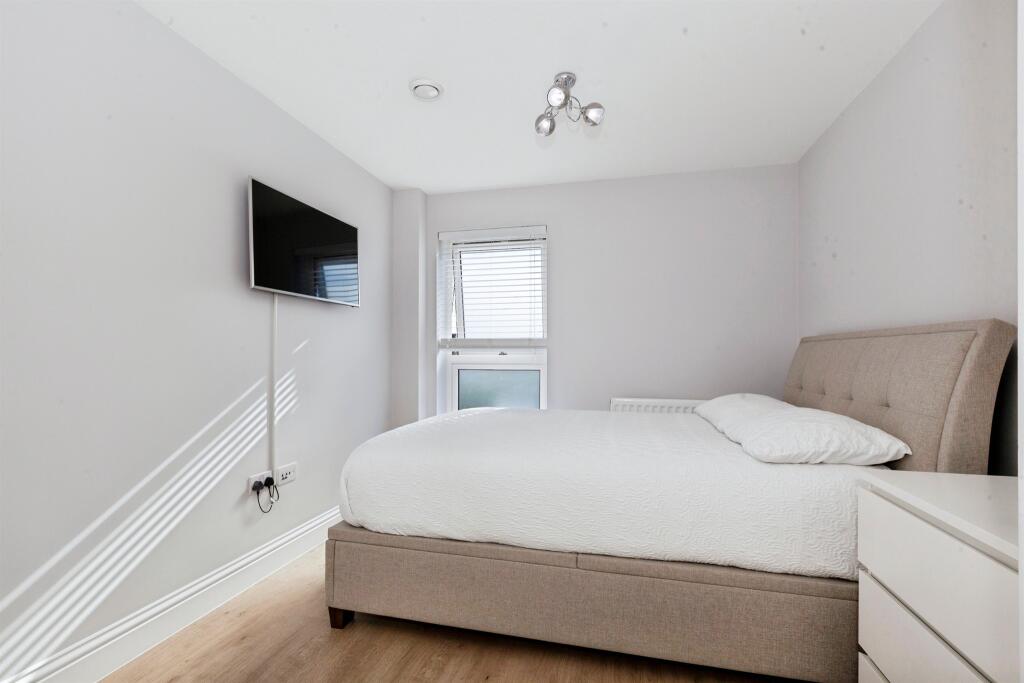 Apartment in Slough - View 5