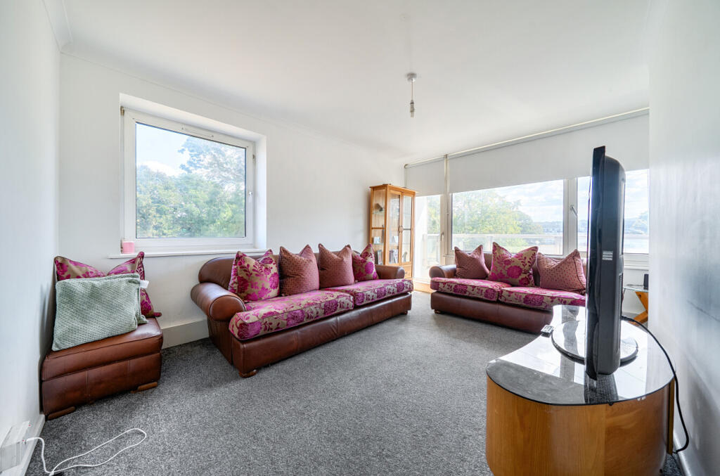 Apartment in London, Thamesmead - More