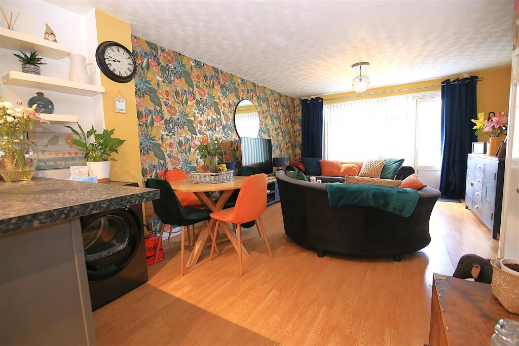 Frobisher Road, Rugby photo 2