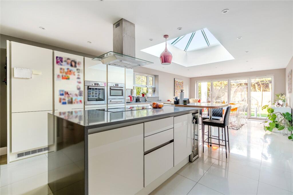House in Kingston upon Thames - More