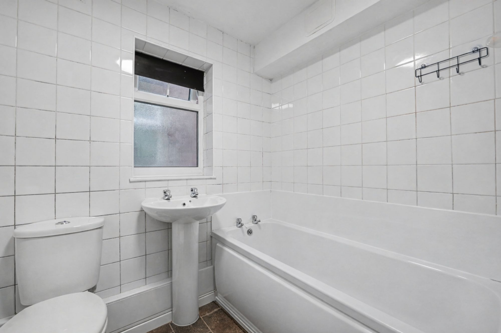 Apartment in Coventry, Stonehouse Estate, Tollbar End - More