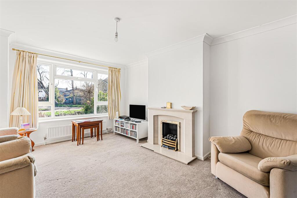 Desborough Close, Bengeo photo 3