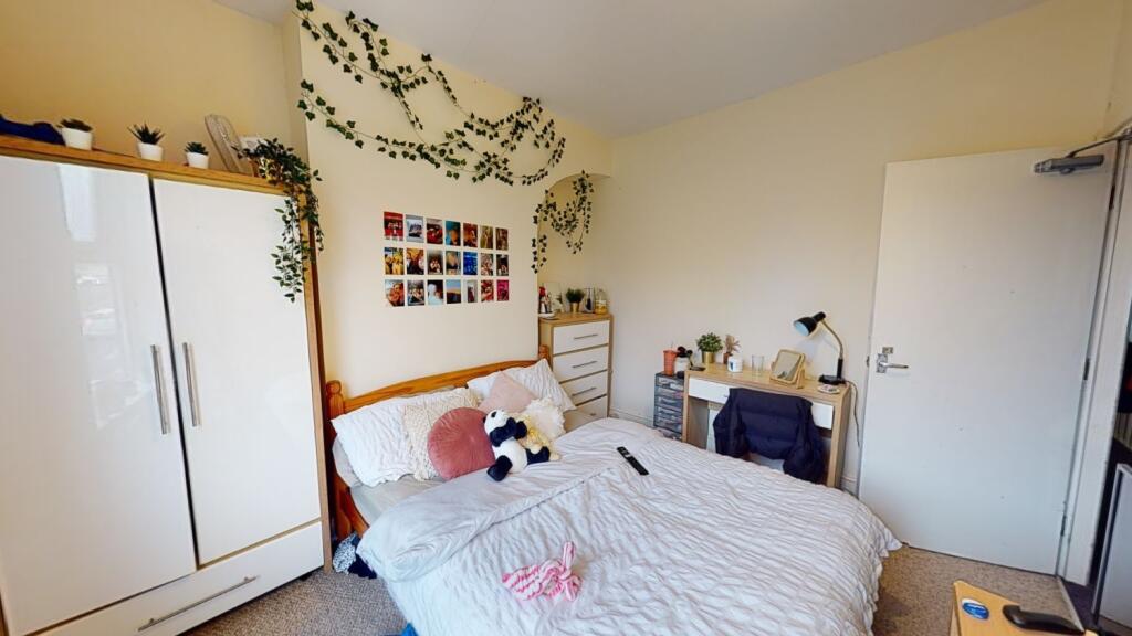 Main image of property: 42 Woodborough Road, Nottingham